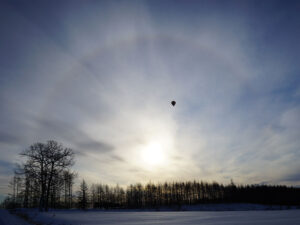 幻想的な太陽の輪中を飛ぶ気球